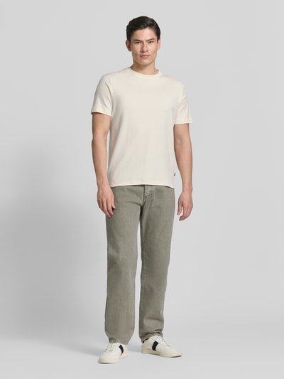 Männermodel trägt T-Shirt mit Logo-Stitching Modell 'Priamo' von JOOP! Collection aus reiner Baumwolle, gerade geschnitten, Ganzkörperansicht von vorne.
