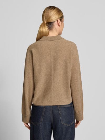 Frauenmodel trägt Regular Fit Strickjacke aus reiner Wolle Modell 'Dulena' von OPUS in Beige, strukturierte Oberfläche, Damen Pullover, Ganzkörperansicht Rückansicht.