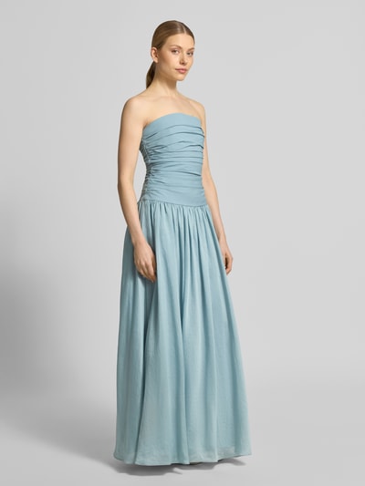 Vrouwenmodel draagt Maxikleid im Off-Shoulder-Look van Jake*s Cocktail, katoenmix met stretch, a-lijn, drapering, ruglengte maat 36: 132 cm, borstwijdte maat 36: 33 cm, kleur lichtblauw, gladde textuur, geheellichaamsaanzicht van voren.