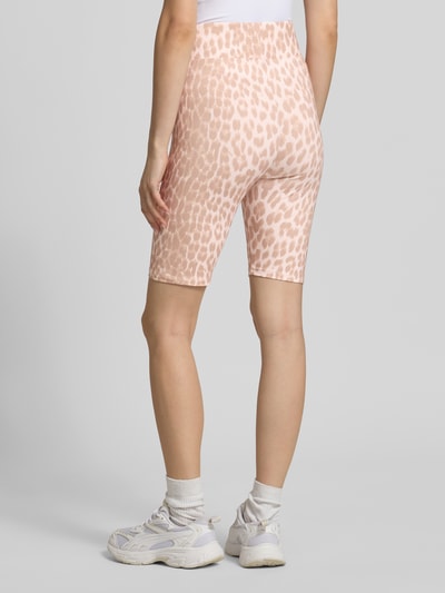 Kobiece model nosi spodenki kolarki w wzór na całej powierzchni Radlerhose im Allover-Look model 'Romy' od OH APRIL, mieszanka bawełny i elastanu, dopasowany krój, szerokość w rozmiarze S: 36 cm, długość wewnętrzna nogawki w rozmiarze S: 50 cm, widok całej sylwetki z tyłu