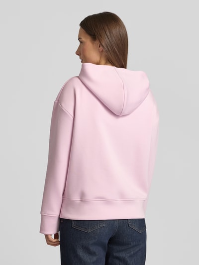 Vrouwenmodel draagt Regular Fit Hoodie uit viscosemix met steekzakken van Fynch-Hatton, lichtroze, elastische boorden, Ganzkörperansicht Rückansicht.