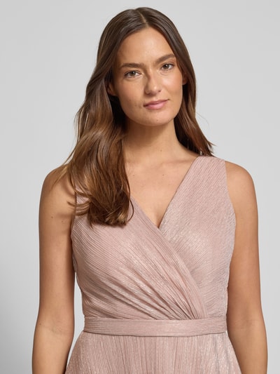 Modelka kobieca nosi Schimmerndes Abendkleid mit V-Ausschnitt von TROYDEN COLLECTION, połyskujący, taliowany krój, V-dekolt, pasek w talii, kremowy kolor, miękka tekstura, zamek z tyłu, Szerokość w rozmiarze 36: 45 cm, długość z tyłu: 160 cm, zbliżenie na górną część ciała z przodu.