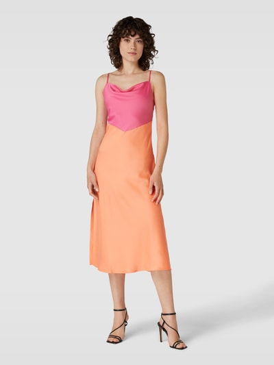 YAS Sukienka midi z lejącym dekoltem model ‘Dottea’ Łososiowy 4