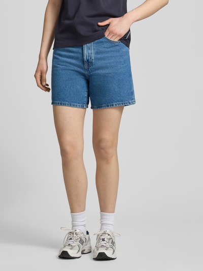 Frauenmodel trägt Bermuda Leg Jeansshorts aus reiner Baumwolle von Marc O'Polo Denim in Denim-Optik mit Label Patch und 5-Pocket-Design, Ganzkörperansicht von vorne.