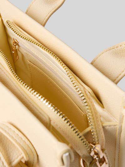 Produktfoto, cremefarbene Handtasche mit Tragehenkel Modell 'MELOY MINI TOTE' von Seidenfelt mit Hauptfach, Reißverschluss, Label-Detail, Breite 20 cm, Länge 16 cm, Tiefe 8 cm, Schulterriemen 108 cm, feine Textur und goldfarbene Details