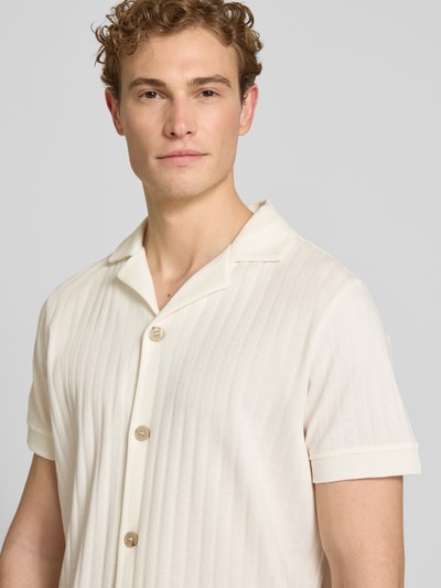 Männermodel trägt Regular Fit Poloshirt mit durchgehender Knopfleiste von JOOP! Collection, Reine Baumwolle, Nahaufnahme Oberkörper.
