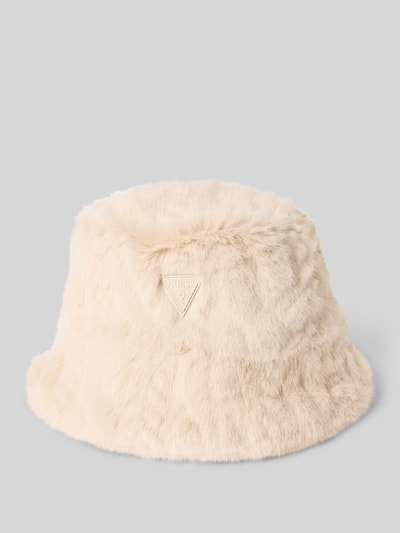 Produktfoto, Bucket Hat aus Kunstfell von GUESS, cremefarben, breite Krempe, weiche Textur, Label-Patch, Damenaccessoire.