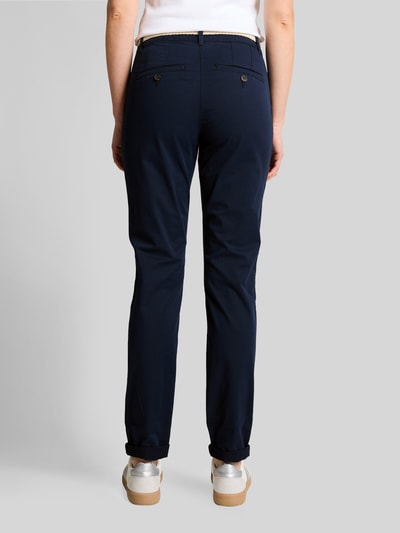 Kobiece model prezentuje Slim Fit Chino aus Baumwoll-Mix od Tom Tailor, efekt: jednolity kolor, krój slim fit, szlufki na pasek, szwy w kontrastowym kolorze, zapięcie na guzik i zakryty zamek błyskawiczny, pasek, zakończenia nogawek: nogawka z mankietem, wpuszczane kieszenie boczne, kieszenie z tyłu, materiał: mieszanka bawełny, Ganzkörperansicht Rückansicht