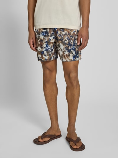 Männermodel trägt Shorts im Allover-Look mit elastischem Bund von ARMANI EXCHANGE, Regular Fit, abstrakte Muster, Ganzkörperansicht von vorne.