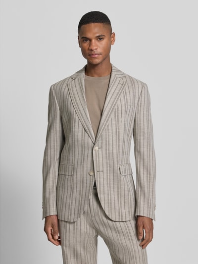 Męski model nosi Slim Fit 2-Knopf-Sakko mit Pattentaschen Modell 'CIDATA' od CINQUE, beżowy materiał z domieszką wełny, pionowe paski, krój slim fit, klapy, kieszenie z patkami, długość tyłu w rozmiarze 50: 76 cm, szerokość ramion w rozmiarze 50: 42 cm, długość rękawa w rozmiarze 50: 64 cm, widok całej sylwetki z przodu.