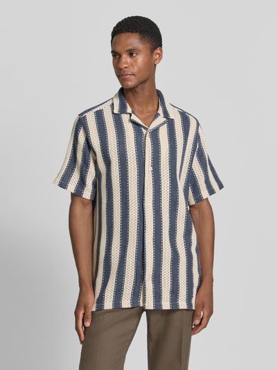 Männermodel trägt Modern Fit Freizeithemd mit Reverskragen von Lindbergh im gestreiften Material-Mix mit Viskose-Anteil, Nahaufnahme Oberkörper.