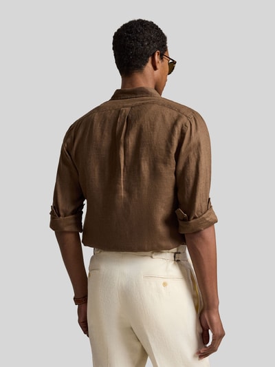 Mannelijk model draagt Slim Fit Freizeithemd aus reinem Leinen van Polo Ralph Lauren, effen bruin linnen, lange mouw, sportmanchet, achteraanzicht volledige lichaamsopname.