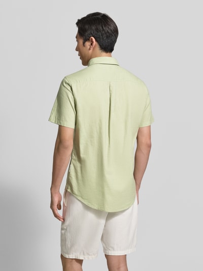 Männermodel trägt Slim Fit Freizeithemd aus Leinen-Baumwoll-Mix Modell 'AKSEL' von Casual Friday in Hellgrün, Ganzkörperansicht Rückansicht, Kontext: Herren Freizeithemd, Kentkragen, Label-Stitching, Knopfleiste, Rückenlänge Größe M 78 cm, Schulterbreite 45 cm, Ärmellänge 27 cm.