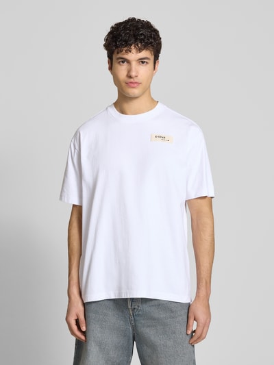 Männermodel trägt Relaxed Fit T-Shirt mit Label-Badge von G-Star Raw aus puur katoen, ronde hals, heren, wit, rechte vormen, gladde textuur, ruglengte bij maat M 70 cm, Ganzkörperansicht von vorne.