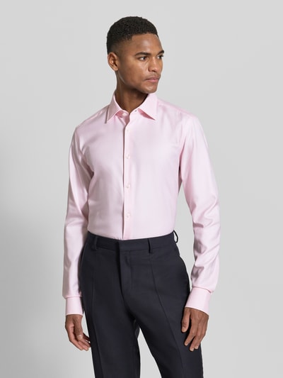 Männermodel trägt Slim Fit Businesshemd mit extra langem Arm Modell 'HANK' von BOSS, Optik: Unifarben, reine Baumwolle, Ganzkörperansicht von vorne.