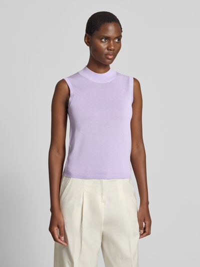 Frauenmodel trägt Stricktop aus Lyocell-Mix mit Rundhalsausschnitt Modell 'Remi' von GUIDO MARIA KRETSCHMER WOMAN, zartes Lila, Slim Fit, Label-Detail, Rückenlänge bei Größe 36: 50 cm, Ganzkörperansicht von vorne.