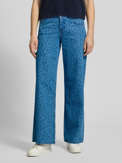Kobiece model prezentuje Wide Fit Jeans mit Allover-Animal-Print Modell 'Medley' od Mustang z bawełny, 5 kieszeni, niebieski, zapięcie na guzik i zamek błyskawiczny, szerokość w rozmiarze 27/32: 39 cm, długość wewnętrzna nogawki: 81 cm, widok całej sylwetki z przodu.
