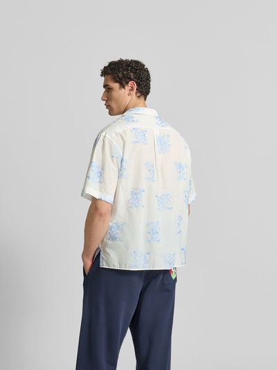 Männermodel trägt Freizeithemd mit Allover-Motiv-Stitching von Kenzo aus Baumwoll-Mix in Weiß-Blau, Relaxed-Fit, Rückenansicht.