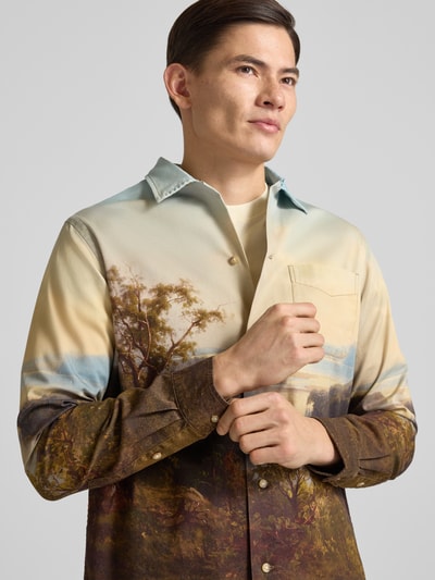Männermodel trägt Classic Fit Freizeithemd im Allover-Look von Polo Ralph Lauren aus Baumwolle mit Kentkragen, Nahaufnahme Oberkörper.