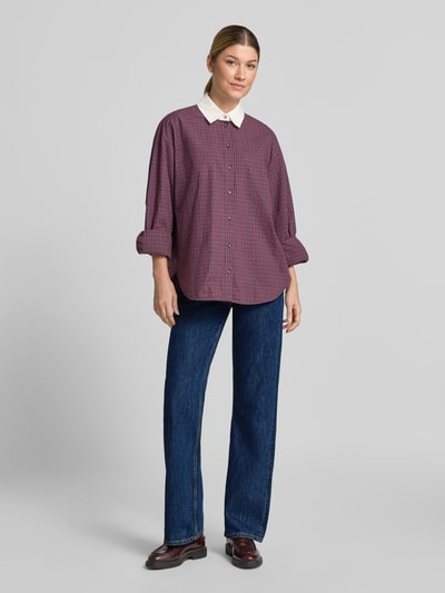 Frauenmodel trägt Relaxed Fit Jeans aus Baumwoll-Lyocell-Mix von GANT, dunkelblau, glatte Textur, Damen Relaxed Fit Jeans, Ganzkörperansicht von vorne.
