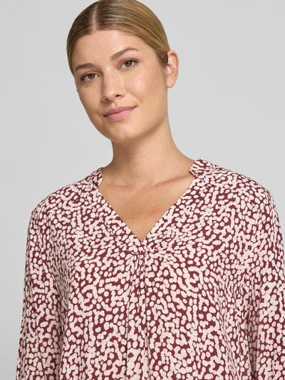 Frauenmodel trägt Bluse aus reiner Viskose Modell 'Adney' von FREE/QUENT, lockere Passform, V-Ausschnitt, 3/4-Arm, Nahaufnahme Oberkörper.