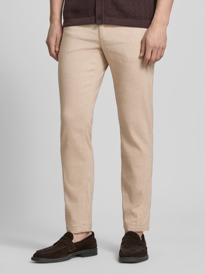 Männermodel draagt Modern Fit Straight Leg Hose aus Leinen-Mix Modell 'KANE1' van BOSS, look: effen kleuren, regular fit pasvorm, knoop- en ritssluiting, boord met tunnelkoord, zij-steekzakken, paspelzakken, materiaal: linnenmix. Nahaufnahme onderlichaam.