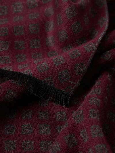 Produktfoto, Schal aus reiner Viskose von Christian Berg Men, rechteckige Form, Fransen, bordeauxrot mit grauem Muster, weiche Textur