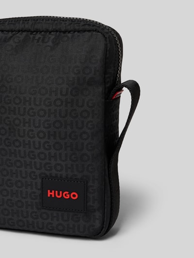 Produktfoto, schwarze Umhängetasche mit Allover-Muster Modell 'Ethon_JQ_NEW NS ZIP' von HUGO, rote Logo-Applikation, Herren Umhängetasche