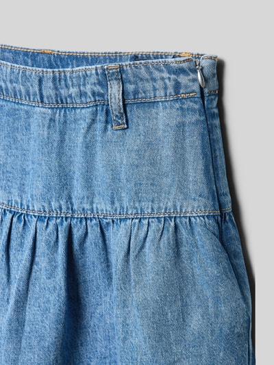 Produktfoto, Ausgestellter Jeansrock aus reiner Baumwolle von s.Oliver RED LABEL, blaue Denim-Optik, Kontrastnähte, Gürtelschlaufe, Nahaufnahme Oberteil