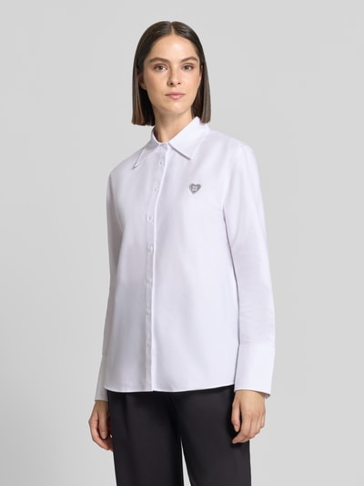 Vrouwenmodel draagt witte blouse met lange mouwen van katoen model 'Erselia' van HUGO, Dames Langarmbluse, geheelbeeld van voren