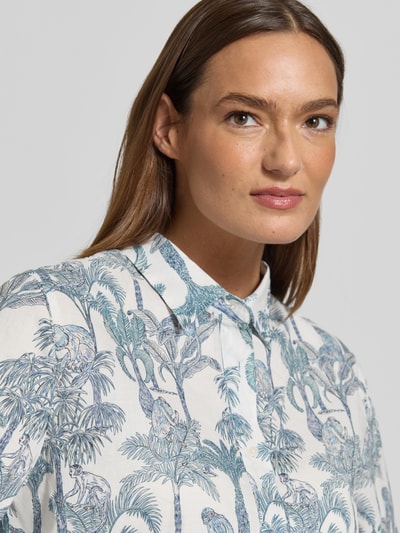 Vrouwenmodel draagt Regular fit blouse in all-over look model 'BEA' van 0039 Italy, puur katoen, overhemdkraag, knoopsluiting, 1/2-mouwen, detailopname bovenlichaam.