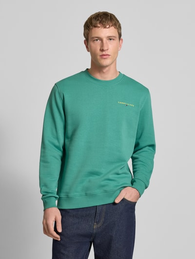 Männermodel trägt Regular Fit Sweatshirt aus Baumwoll-Mix Modell 'LINEAR CREW' von Tommy Jeans in Optik: Unifarben, Ganzkörperansicht von vorne