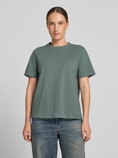 Frauenmodel trägt Damen T-Shirt mit Rundhalsausschnitt Modell 'NORA' von VILA, Baumwoll-Elasthan-Mix, Regular-Fit, glatte Oberfläche, Ganzkörperansicht von vorne. Rückenlänge bei Größe S: 60 cm.