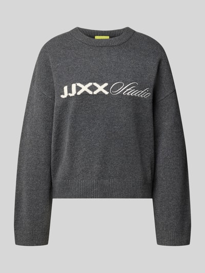 Produktfoto, Strickpullover mit Rundhalsausschnitt von JJXX w kolorze ciemnoszarym, logo na klatce piersiowej, mieszanka bawełny z dodatkiem streczu, krój relaxed fit, długość tyłu w rozmiarze S: 56 cm, długość rękawów w rozmiarze S: 55 cm, miękka faktura dzianiny.