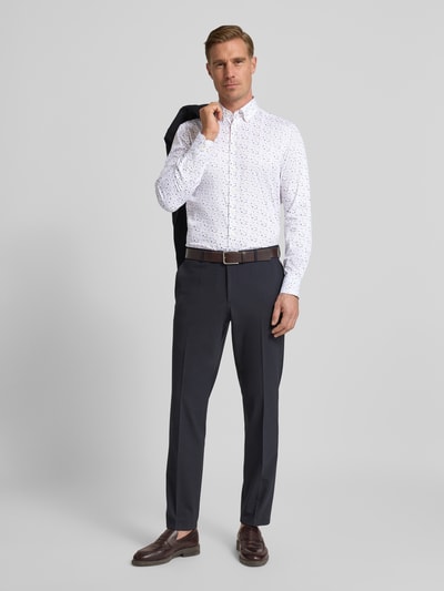 Männermodel trägt Regular Fit Freizeithemd mit Button-Down-Kragen von bugatti, weiße Baumwolle, Allover-Look, Knopfleiste, Ganzkörperansicht von vorne.