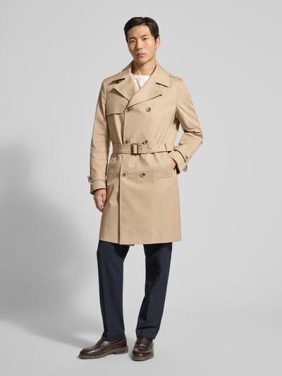 Männermodel trägt Regular Fit Trenchcoat mit Reverskragen Modell 'Aberdeen' von CINQUE in Beige, glatte Textur, Ganzkörperansicht von vorne.