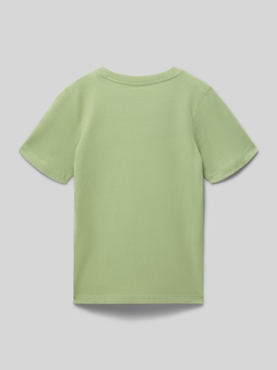 Junge trägt Regular Fit T-Shirt aus reiner Baumwolle von s.Oliver RED LABEL in Optik: Unifarben, Jersey-Material; Ganzkörperansicht Rückansicht.