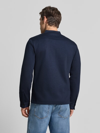 Męski model nosi Slim Fit Sweatjacke mit Stehkragen von Lindbergh, granatowa Mieszanka materiałów z dodatkiem streczu, wpuszczane kieszenie, krój slim fit, zamek błyskawiczny, Długość tyłu w rozmiarze M: 67 cm, Długość rękawów w rozmiarze M: 66 cm, Ganzkörperansicht Rückansicht.