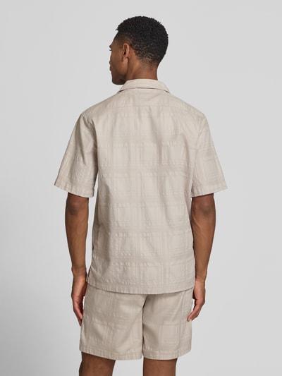 Männermodel trägt Regular Fit Freizeithemd aus reiner Baumwolle Modell 'RAYER_M' von BOSS Orange, Optik: Unifarben, Struktur, Ganzkörperansicht Rückansicht.