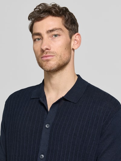 Männermodel trägt Poloshirt aus Leinen-Baumwoll-Mix Modell 'AMICINO' von BOSS Orange, Optik: Unifarben, Nahaufnahme Oberkörper.