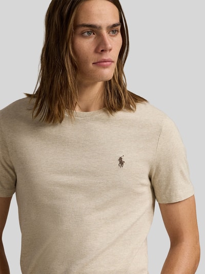 Männermodel trägt Regular Fit T-Shirt aus reiner Baumwolle von Polo Ralph Lauren in Beige, Logo-Stitching, Jersey, Nahaufnahme Oberkörper.