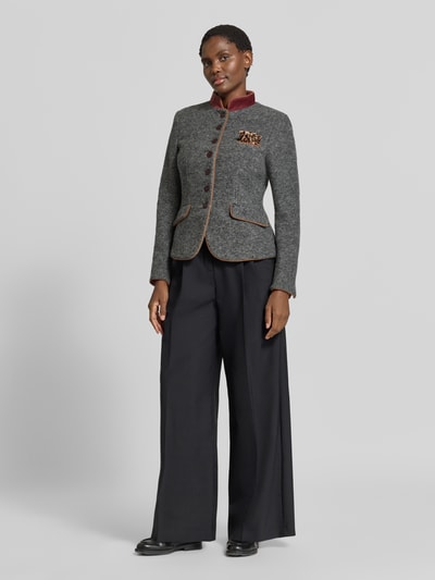 Frauenmodel trägt Blazer mit Brustleistentasche und Einstecktuch von White Label in Grau mit Kontrastdetails, Ganzkörperansicht von vorne. Taillierter Schnitt, Stehkragen, Knopfleiste, Pattentaschen, Rückenlänge bei Größe 36: 57 cm, Brustweite: 45 cm, Ärmellänge: 65 cm.