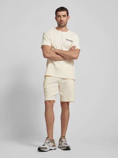 Tommy Hilfiger Regular Fit Sweatshorts mit Strukturmuster Sand 1