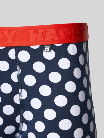 Männermodel trägt Slim Fit Boxershorts mit Logo-Detail im 3er-Pack von Happy Socks, dunkelblau mit weißen Punkten, Nahaufnahme Oberkörper. Elastischer Bund im kräftigen Rot, elastischer Baumwoll-Mix.