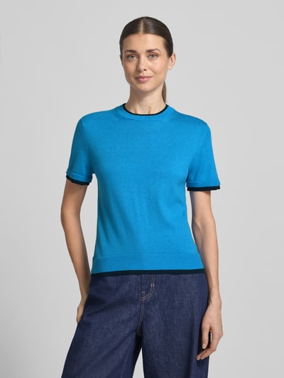 Modelka nosi Strickshirt aus Leinen-Mix in Two-Tone-Machart od Stefanel, niebieski, krój slim fit, len z kaszmirem, okrągły dekolt, długość tyłu 54 cm, długość rękawa 20 cm, widok całej sylwetki z przodu.