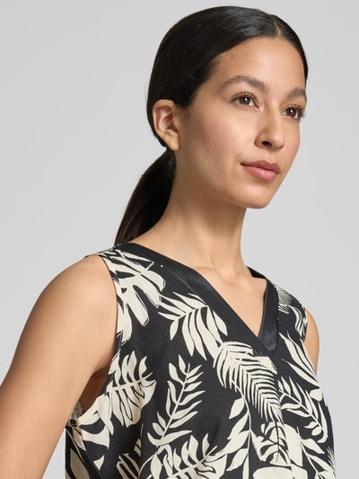 Frauenmodel trägt Relaxed Fit Bluse aus Viskose-Mix Modell 'Sueann' von ZABAIONE mit Floraler Allover-Print, Ärmelloses-Design, Nahaufnahme Oberkörper.