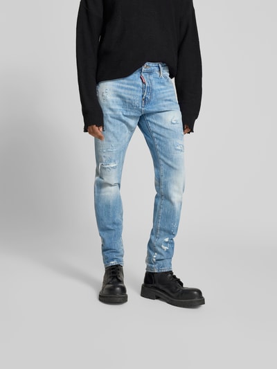 Männermodel trägt Slim Fit Jeans im Used-Look von Dsquared2 aus Reiner Baumwolle mit 5-Pocket-Design, Knopf-Reißverschluss, Ganzkörperansicht von vorne