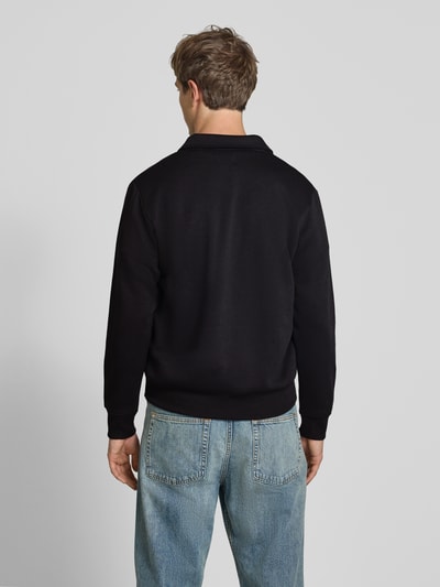 Männermodel trägt zwart Regular fit sweatshirt met schipperskraag en ritssluiting, Model 'Bradley' van JACK & JONES, katoenmix, ruglengte maat M 69 cm, Ganzkörperansicht Rückansicht.