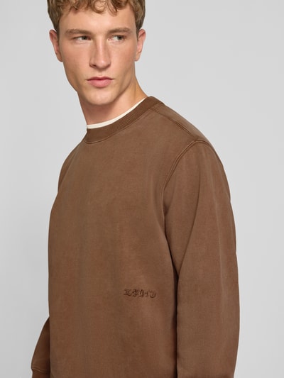 Männermodel trägt Sweatshirt aus reiner Baumwolle mit Stickerei Modell 'Axiom' von Edwin, relaxed Fit, Nahaufnahme Oberkörper.