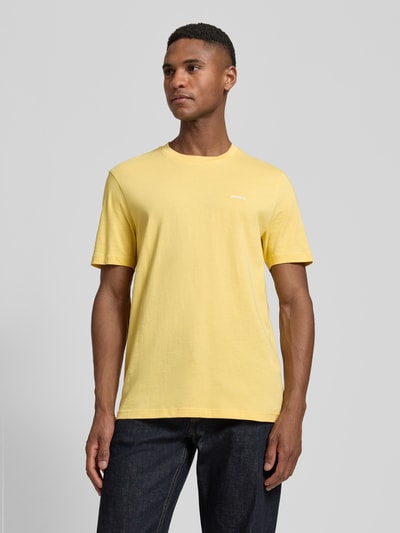 Männermodel trägt Regular Fit T-Shirt aus reiner Baumwolle Modell 'DERO222' von HUGO, Optik: Unifarben, Label-Print, Rundhals, Kurzarm, Jersey, Ganzkörperansicht von vorne.